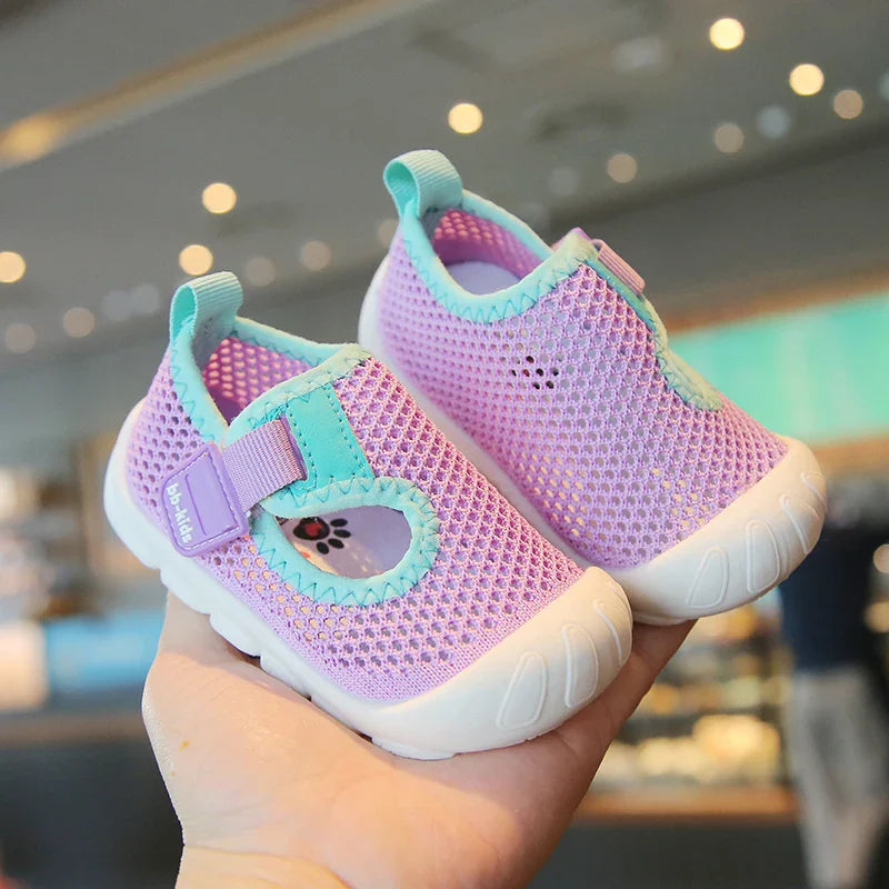 Chaussures-bébé-s'adapte-a-la-forme-bébé