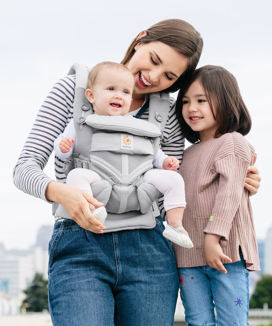 Porte-bébé-permet-aux-parents-d'avoir-une-main-pour-la-fratrie