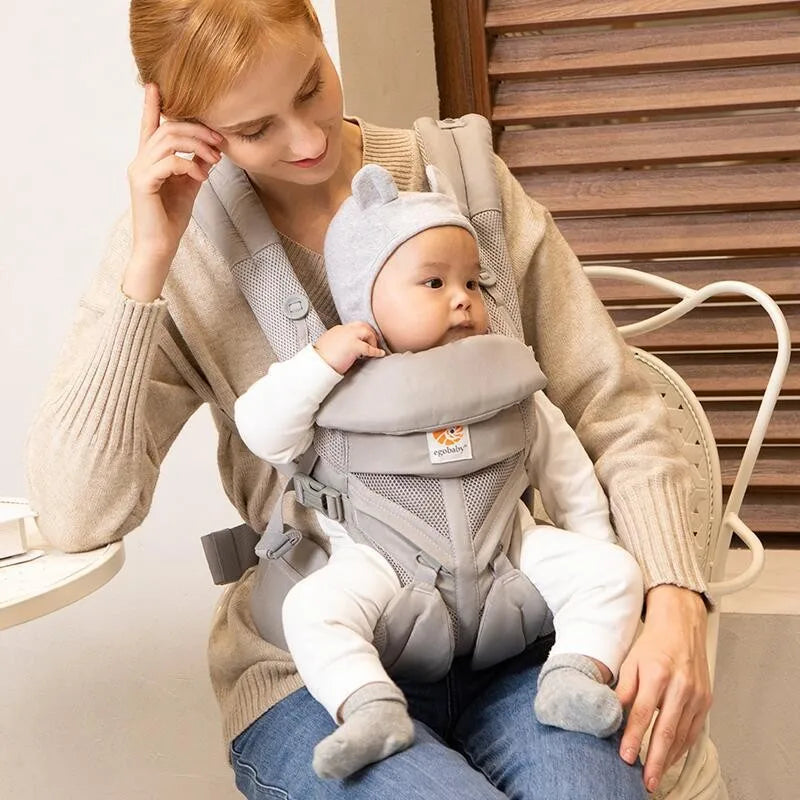 Porte-bébé-permet-aux-parents-de se-sentir-à-l’aise-avec-bébé-contre-eux.