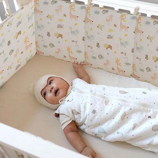 Tour-de-lit-offre-un-réconfort-a-bébé