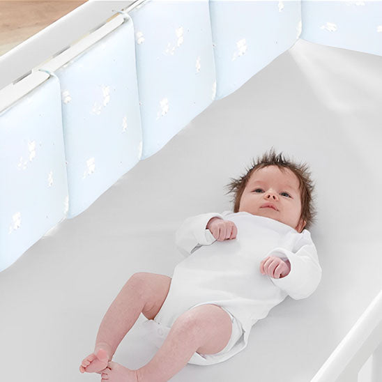 Tour-de-lit-stimule-l'attention-bébé