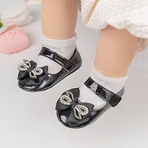  Chaussures-bébé-fille-est-crucial-pour-le-développement-de-la-marche