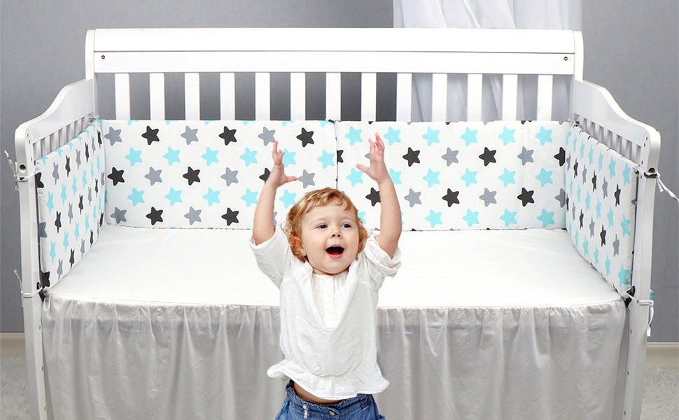 Tour-de-lit-rend-bébé-heureux-dans-sa-chambre
